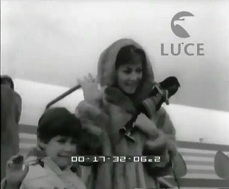 Pier Angeli all'aeroporto con Perry